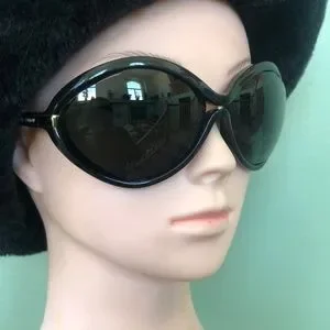 Louis Vuitton DAPHNE Polarized Sunglasses Louis Vuitton | Accessories | Louis Vuitton Daphne Polarized  main image 4